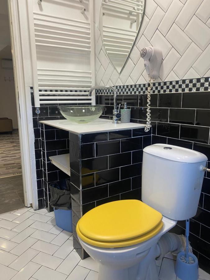 The Vintage - Wonderful Apartment In Best Location Крайова Екстериор снимка