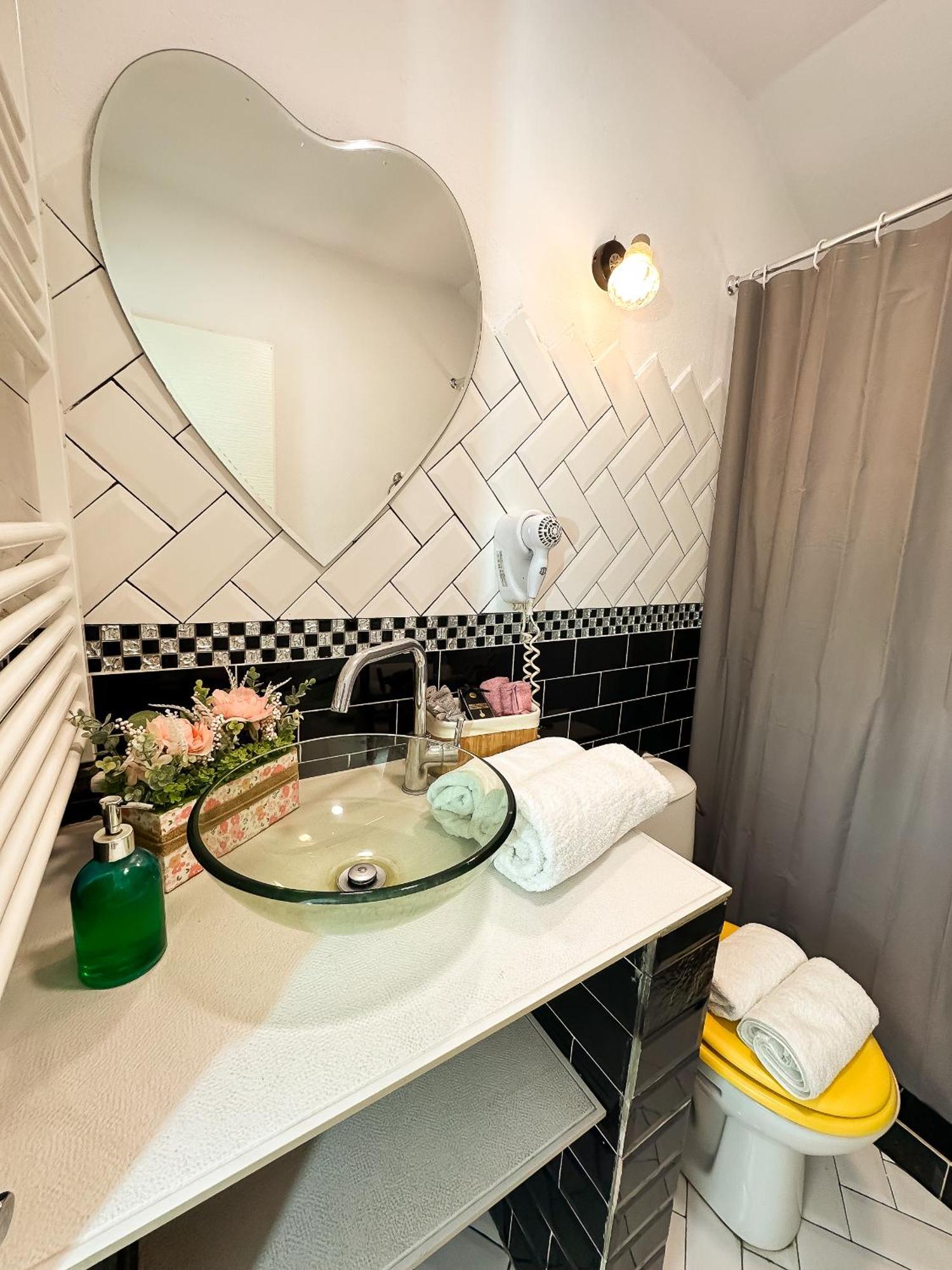 The Vintage - Wonderful Apartment In Best Location Крайова Екстериор снимка