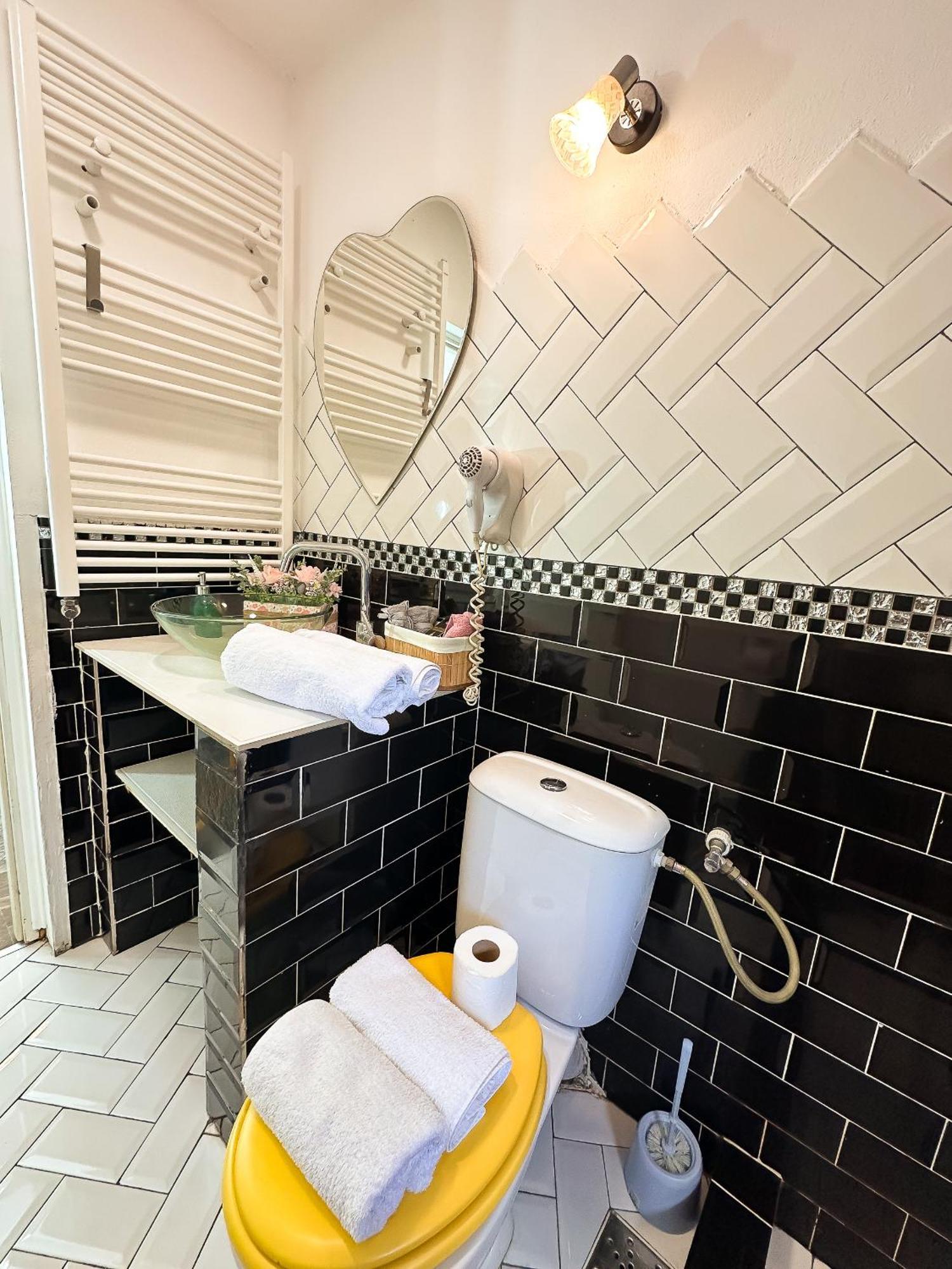 The Vintage - Wonderful Apartment In Best Location Крайова Екстериор снимка
