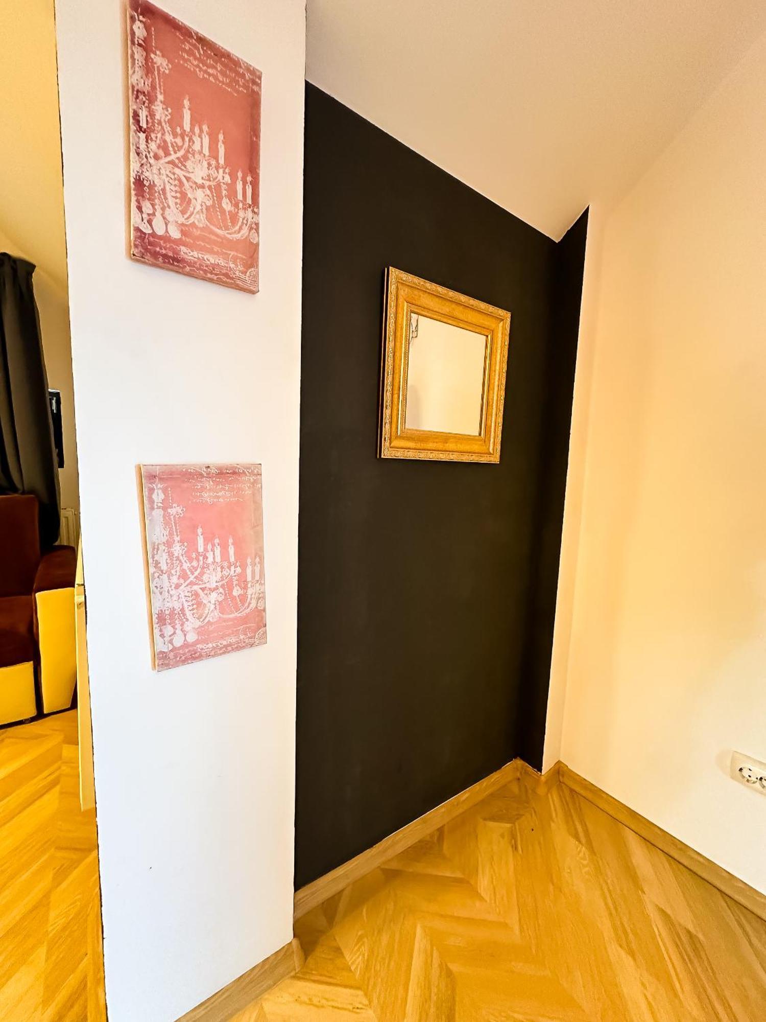 The Vintage - Wonderful Apartment In Best Location Крайова Екстериор снимка