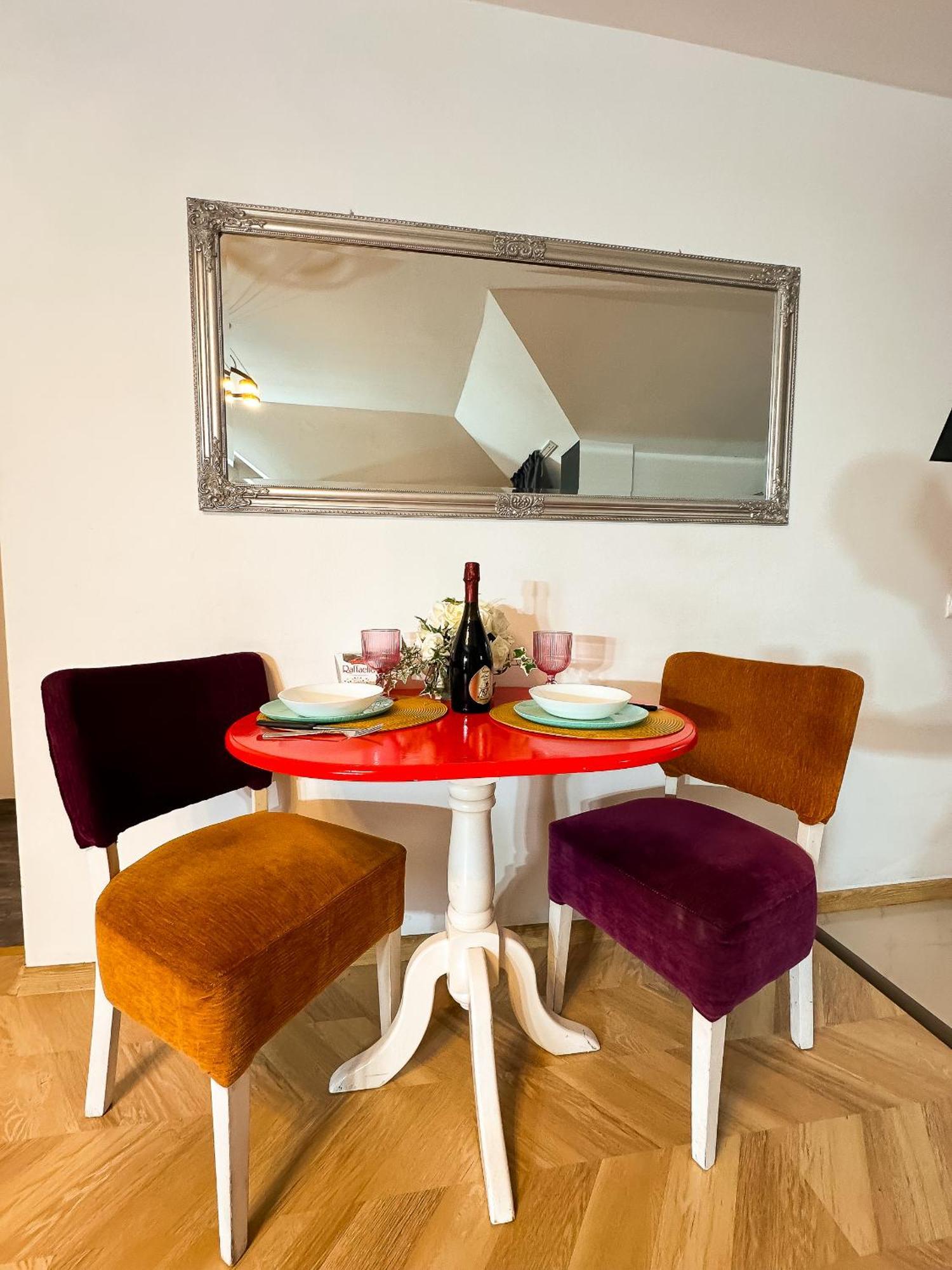 The Vintage - Wonderful Apartment In Best Location Крайова Екстериор снимка