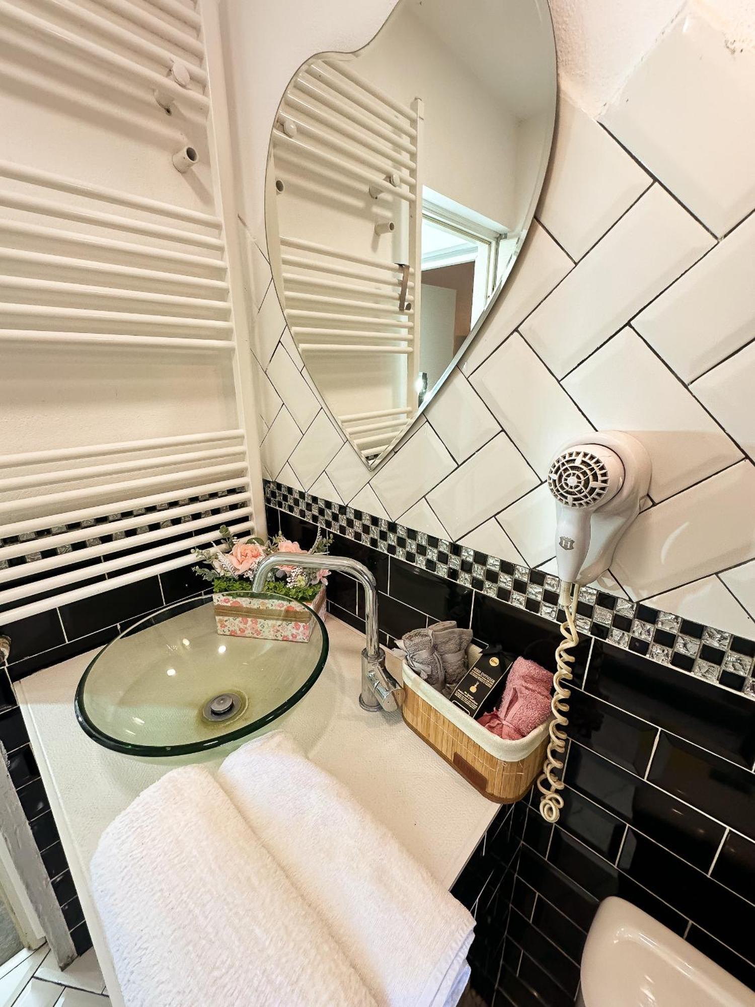 The Vintage - Wonderful Apartment In Best Location Крайова Екстериор снимка